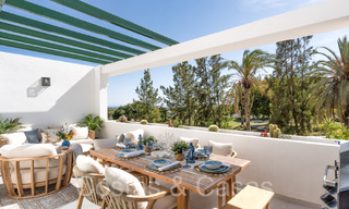 Apartamento lujosamente renovado con vistas al golf y al mar en venta, junto a un campo de golf de primer nivel en La Quinta, Benahavis - Marbella 69934 