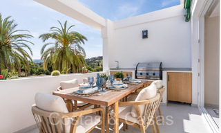 Apartamento lujosamente renovado con vistas al golf y al mar en venta, junto a un campo de golf de primer nivel en La Quinta, Benahavis - Marbella 69938 