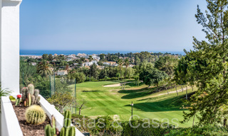 Apartamento lujosamente renovado con vistas al golf y al mar en venta, junto a un campo de golf de primer nivel en La Quinta, Benahavis - Marbella 69947 