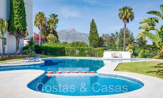 Apartamento lujosamente renovado con vistas al golf y al mar en venta, junto a un campo de golf de primer nivel en La Quinta, Benahavis - Marbella 69948 