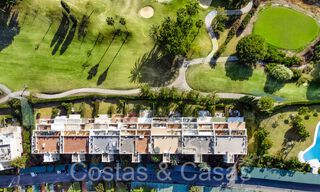 Apartamento lujosamente renovado con vistas al golf y al mar en venta, junto a un campo de golf de primer nivel en La Quinta, Benahavis - Marbella 69949 