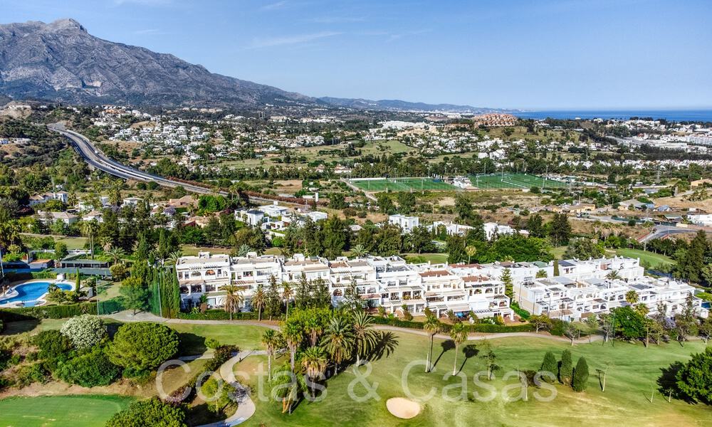 Apartamento lujosamente renovado con vistas al golf y al mar en venta, junto a un campo de golf de primer nivel en La Quinta, Benahavis - Marbella 69950