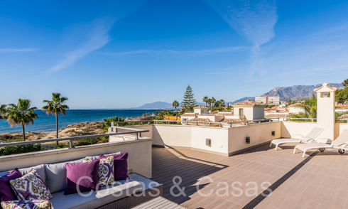 Amplia villa con encanto andaluz en venta, primera línea de playa al este de Marbella centro 70279