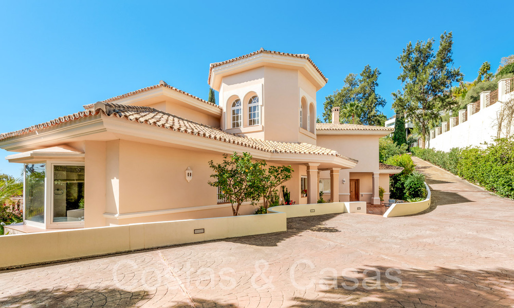 Lujosa villa con estilo arquitectónico tradicional en venta en una comunidad cerrada de La Quinta, Benahavis - Marbella 70312