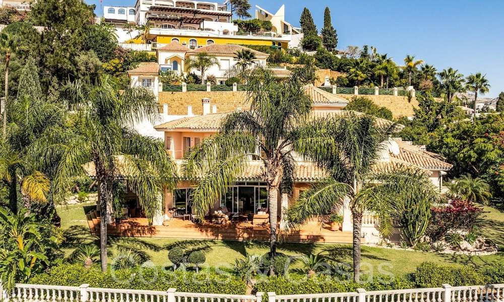 Lujosa villa con estilo arquitectónico tradicional en venta en una comunidad cerrada de La Quinta, Benahavis - Marbella 70315