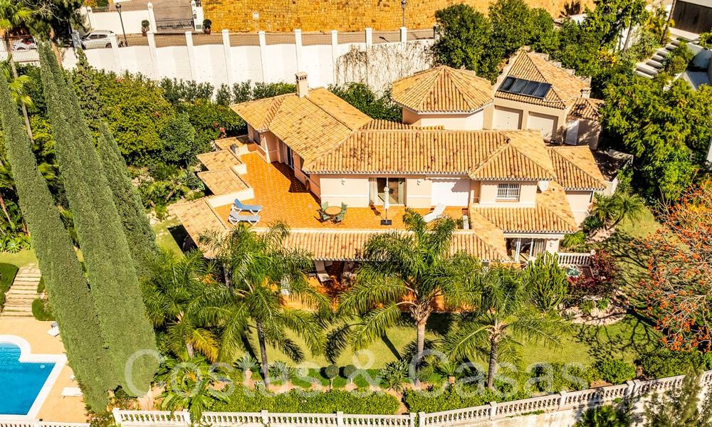 Lujosa villa con estilo arquitectónico tradicional en venta en una comunidad cerrada de La Quinta, Benahavis - Marbella 70316