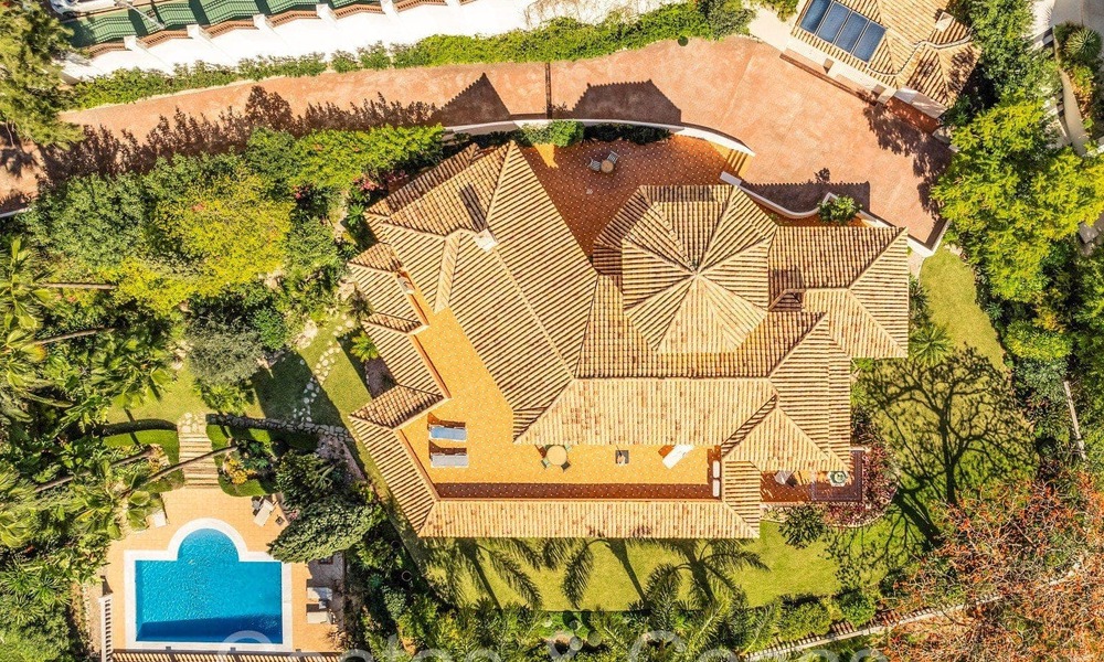 Lujosa villa con estilo arquitectónico tradicional en venta en una comunidad cerrada de La Quinta, Benahavis - Marbella 70317