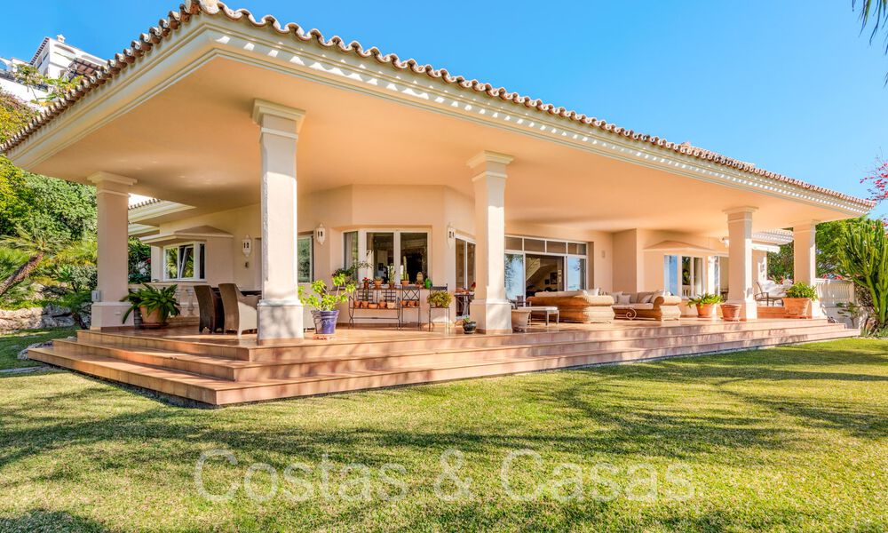 Lujosa villa con estilo arquitectónico tradicional en venta en una comunidad cerrada de La Quinta, Benahavis - Marbella 70326