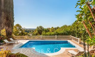 Lujosa villa con estilo arquitectónico tradicional en venta en una comunidad cerrada de La Quinta, Benahavis - Marbella 70333 