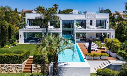 Villa de diseño galardonada con arquitectura moderna en venta a pocos pasos de la playa en el este de Marbella 70340