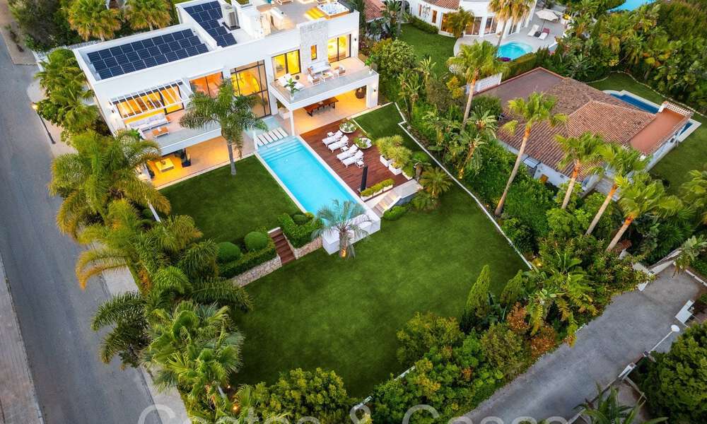 Villa de diseño galardonada con arquitectura moderna en venta a pocos pasos de la playa en el este de Marbella 70342