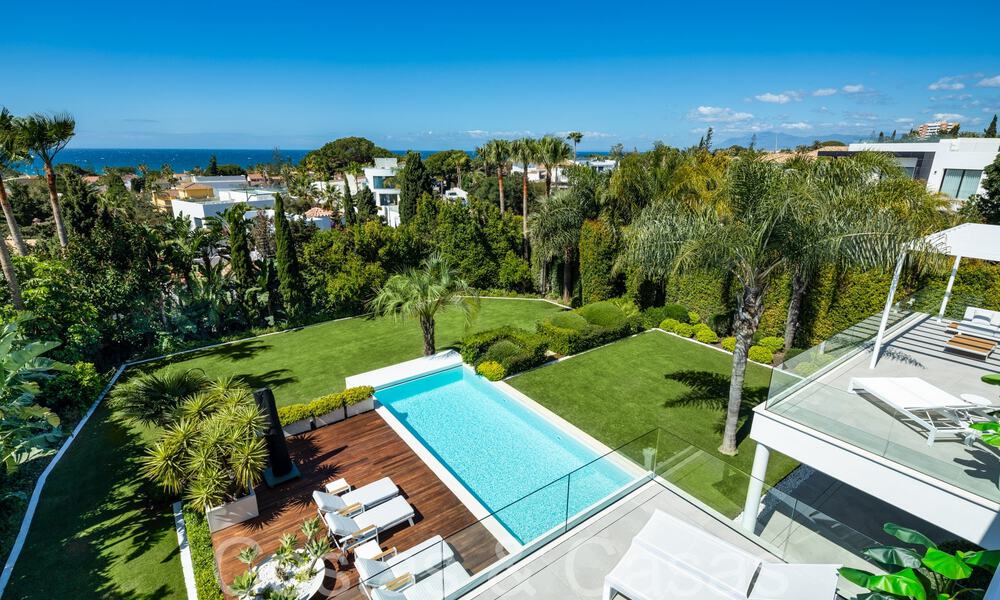 Villa de diseño galardonada con arquitectura moderna en venta a pocos pasos de la playa en el este de Marbella 70348