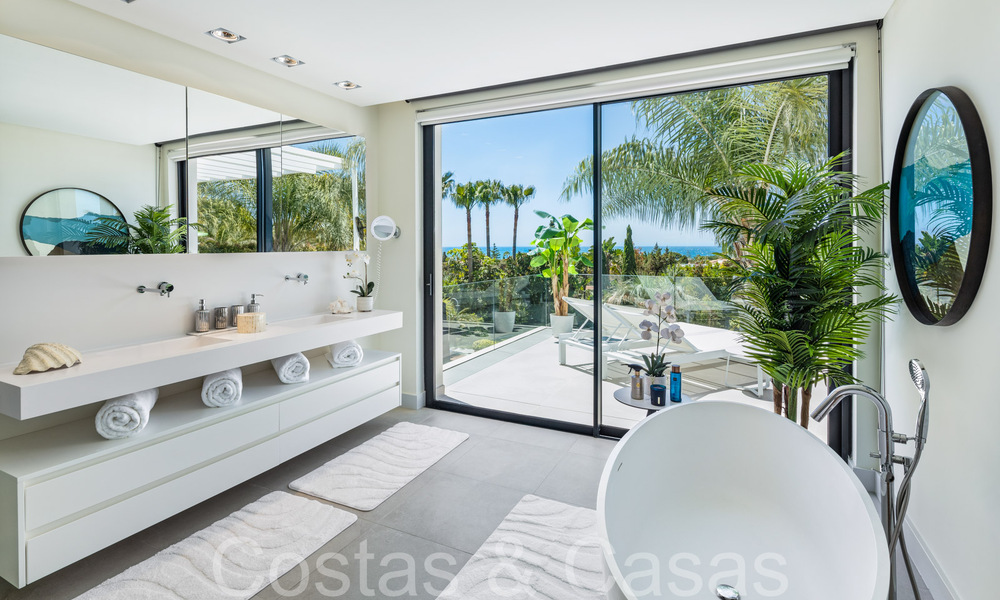 Villa de diseño galardonada con arquitectura moderna en venta a pocos pasos de la playa en el este de Marbella 70353