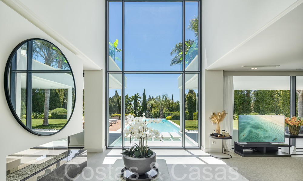 Villa de diseño galardonada con arquitectura moderna en venta a pocos pasos de la playa en el este de Marbella 70362