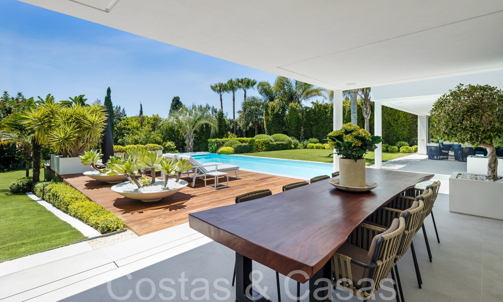 Villa de diseño galardonada con arquitectura moderna en venta a pocos pasos de la playa en el este de Marbella 70363