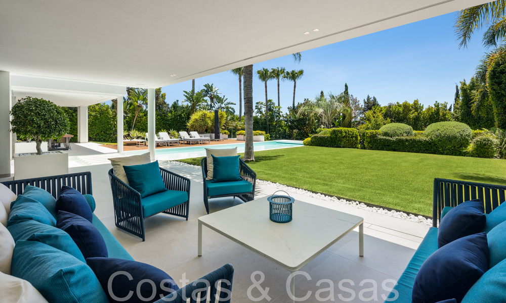 Villa de diseño galardonada con arquitectura moderna en venta a pocos pasos de la playa en el este de Marbella 70364