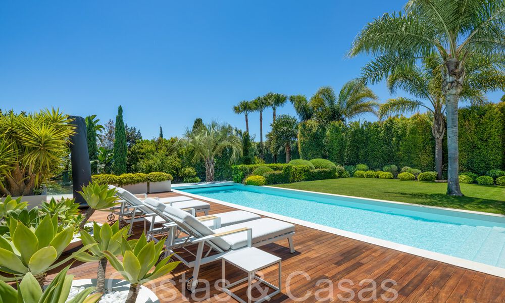 Villa de diseño galardonada con arquitectura moderna en venta a pocos pasos de la playa en el este de Marbella 70365