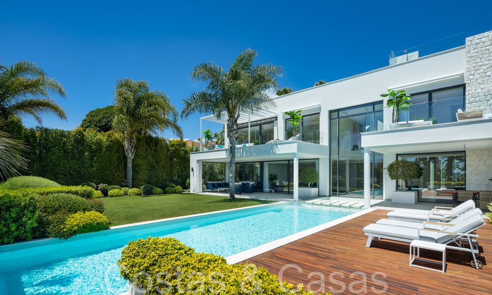 Villa de diseño galardonada con arquitectura moderna en venta a pocos pasos de la playa en el este de Marbella 70366