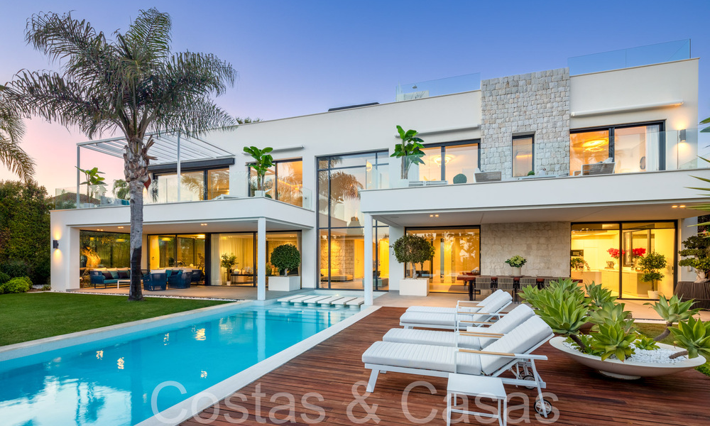 Villa de diseño galardonada con arquitectura moderna en venta a pocos pasos de la playa en el este de Marbella 70368