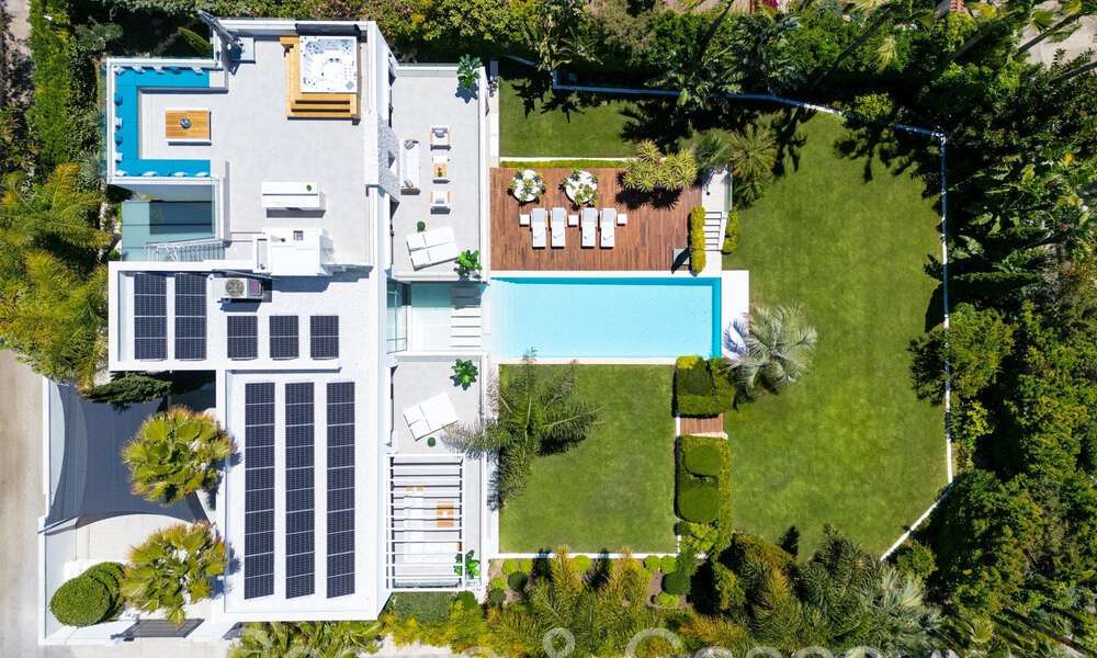 Villa de diseño galardonada con arquitectura moderna en venta a pocos pasos de la playa en el este de Marbella 70372