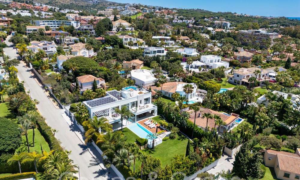 Villa de diseño galardonada con arquitectura moderna en venta a pocos pasos de la playa en el este de Marbella 70373