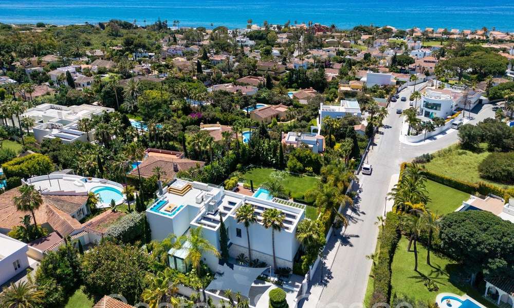 Villa de diseño galardonada con arquitectura moderna en venta a pocos pasos de la playa en el este de Marbella 70374