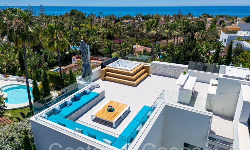 Villa de diseño galardonada con arquitectura moderna en venta a pocos pasos de la playa en el este de Marbella 70375