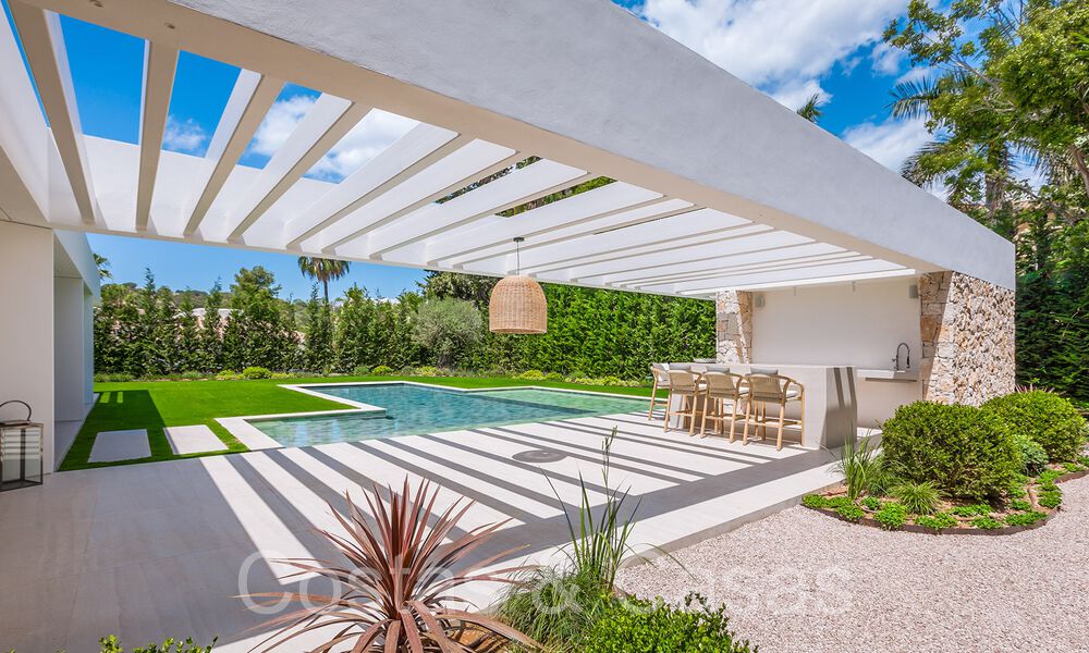 Villa de lujo renovada de primera clase en venta con vistas al campo de golf en el valle del golf de Nueva Andalucía, Marbella 70237