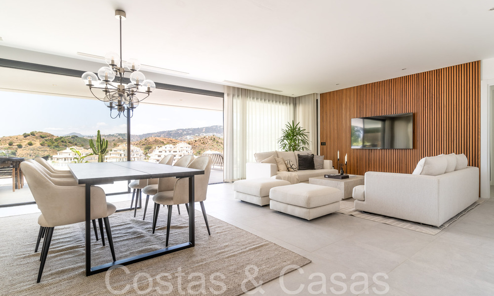 Lista para entrar a vivir, villa moderna de nueva construcción con vistas panorámicas al mar en venta en Nueva Andalucía, Marbella 70435