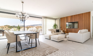 Lista para entrar a vivir, villa moderna de nueva construcción con vistas panorámicas al mar en venta en Nueva Andalucía, Marbella 70435 