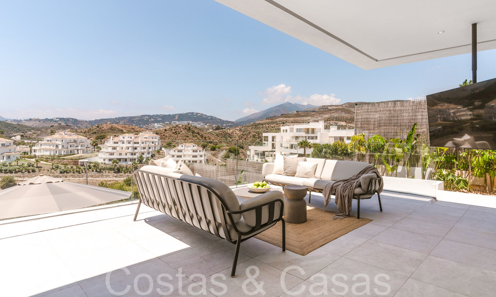 Lista para entrar a vivir, villa moderna de nueva construcción con vistas panorámicas al mar en venta en Nueva Andalucía, Marbella 70445