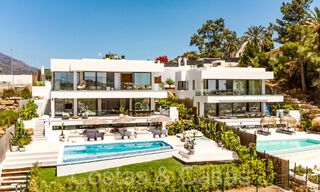 Lista para entrar a vivir, villa moderna de nueva construcción con vistas panorámicas al mar en venta en Nueva Andalucía, Marbella 70446 