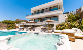 Lista para entrar a vivir, villa moderna de nueva construcción con vistas panorámicas al mar en venta en Nueva Andalucía, Marbella 70447 