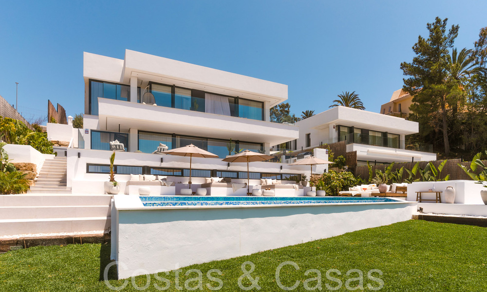 Lista para entrar a vivir, villa moderna de nueva construcción con vistas panorámicas al mar en venta en Nueva Andalucía, Marbella 70448