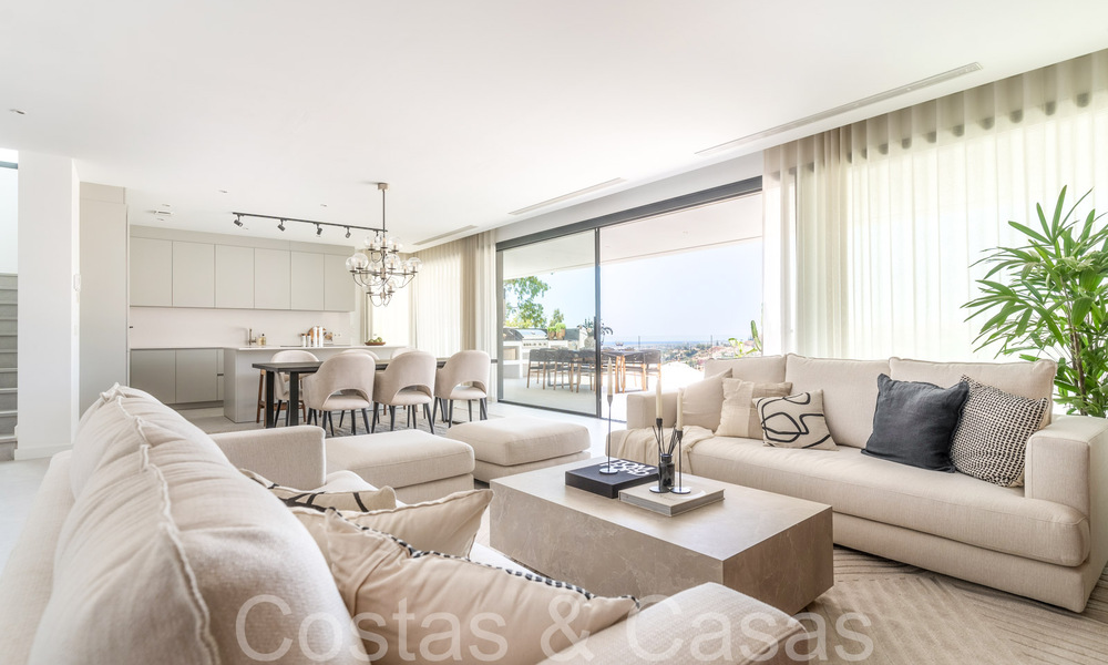 Lista para entrar a vivir, villa moderna de nueva construcción con vistas panorámicas al mar en venta en Nueva Andalucía, Marbella 70459