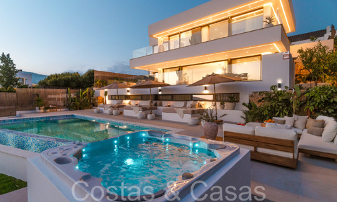 Lista para entrar a vivir, villa moderna de nueva construcción con vistas panorámicas al mar en venta en Nueva Andalucía, Marbella 70584