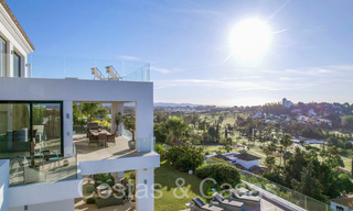 Moderna villa de lujo con fantásticas vistas al campo de golf y al mar, en venta en Marbella - Benahavis 70477 