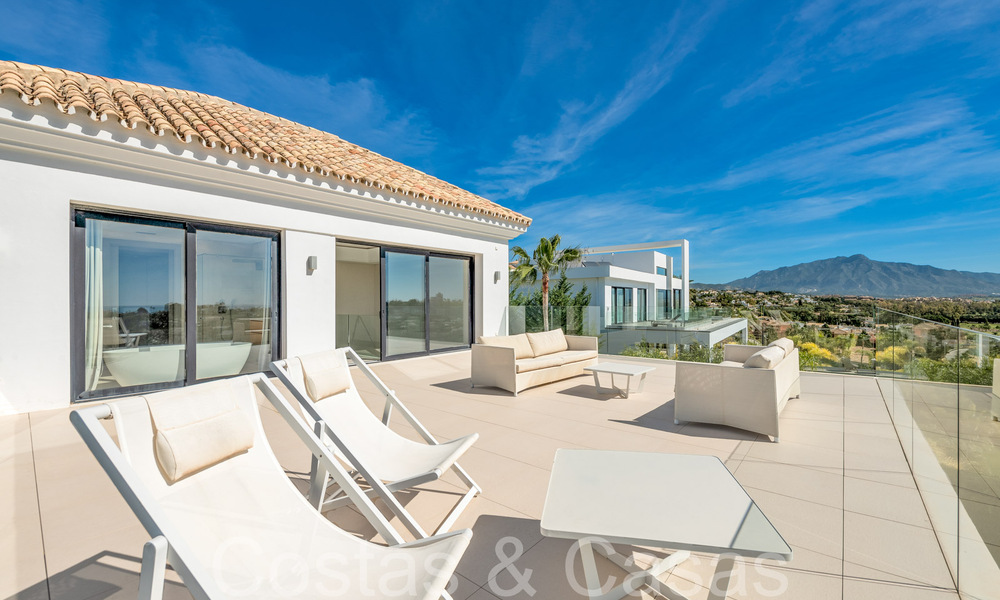 Moderna villa de lujo con fantásticas vistas al campo de golf y al mar, en venta en Marbella - Benahavis 70491