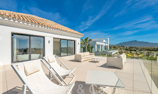 Moderna villa de lujo con fantásticas vistas al campo de golf y al mar, en venta en Marbella - Benahavis 70491 