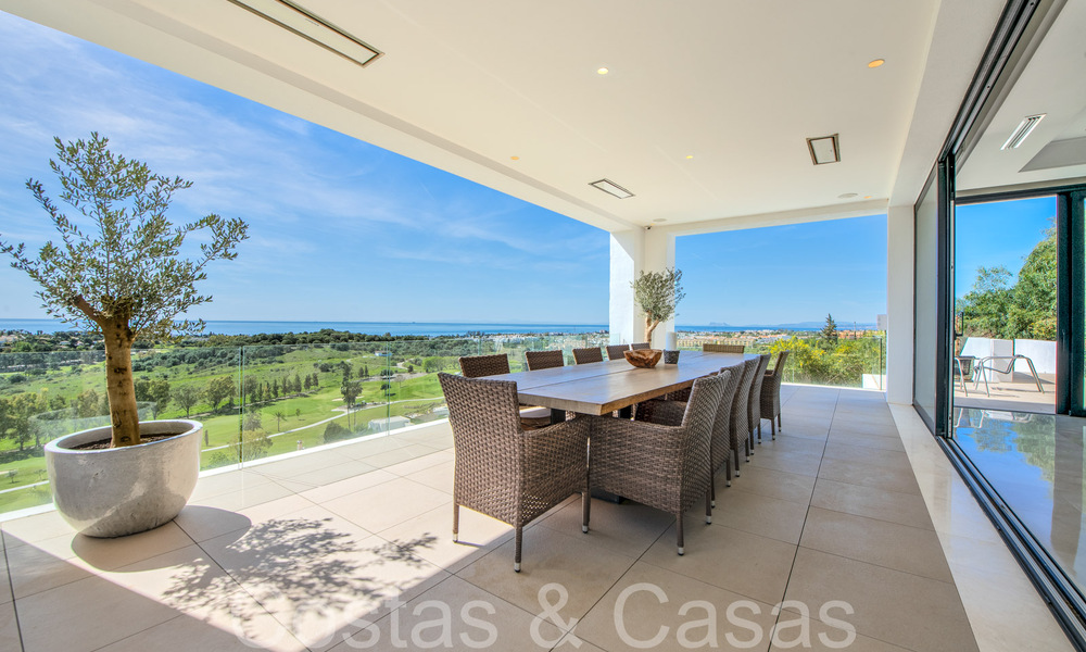 Moderna villa de lujo con fantásticas vistas al campo de golf y al mar, en venta en Marbella - Benahavis 70505