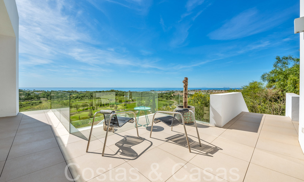 Moderna villa de lujo con fantásticas vistas al campo de golf y al mar, en venta en Marbella - Benahavis 70506