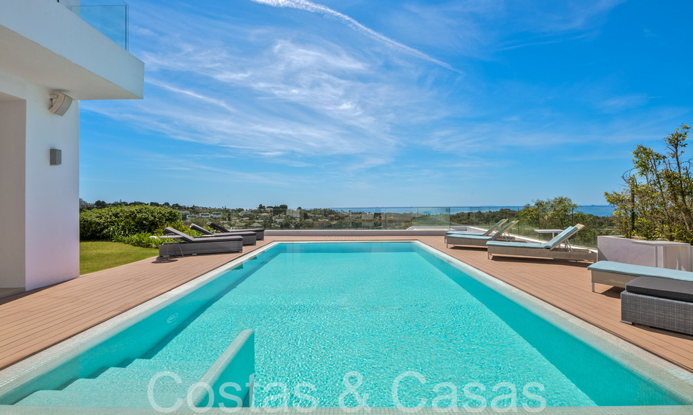 Moderna villa de lujo con fantásticas vistas al campo de golf y al mar, en venta en Marbella - Benahavis 70508