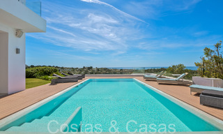 Moderna villa de lujo con fantásticas vistas al campo de golf y al mar, en venta en Marbella - Benahavis 70508 