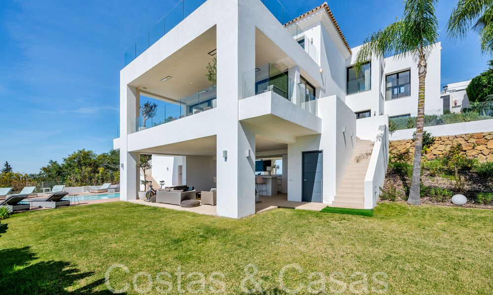 Moderna villa de lujo con fantásticas vistas al campo de golf y al mar, en venta en Marbella - Benahavis 70511