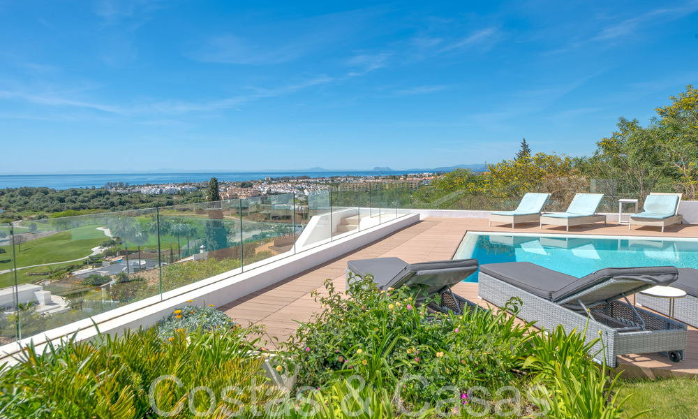 Moderna villa de lujo con fantásticas vistas al campo de golf y al mar, en venta en Marbella - Benahavis 70512