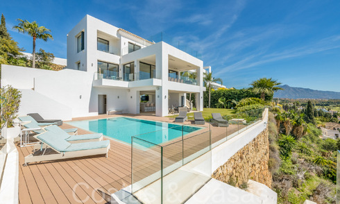 Moderna villa de lujo con fantásticas vistas al campo de golf y al mar, en venta en Marbella - Benahavis 70513