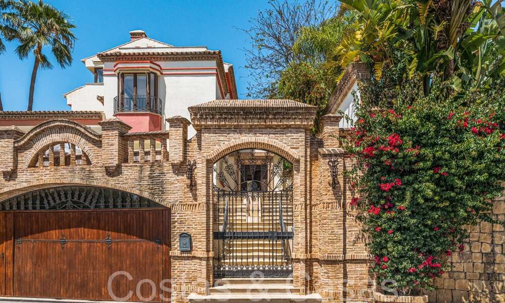 Villa andaluza para renovar en venta en una ubicación privilegiada y exclusiva a pocos minutos de la Milla de Oro de Marbella 70568