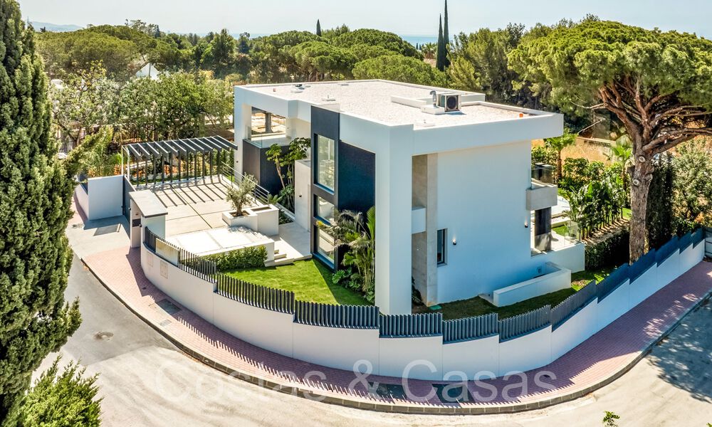 Sofisticada villa de nueva construcción en venta cerca de todos los servicios en la famosa Milla de Oro de Marbella 70619