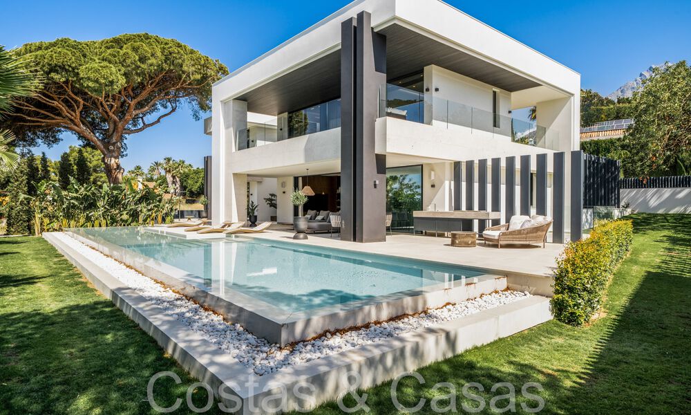 Sofisticada villa de nueva construcción en venta cerca de todos los servicios en la famosa Milla de Oro de Marbella 70632