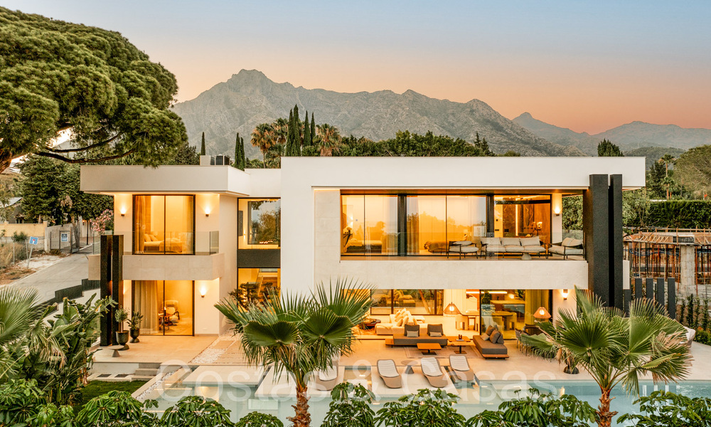 Sofisticada villa de nueva construcción en venta cerca de todos los servicios en la famosa Milla de Oro de Marbella 70634